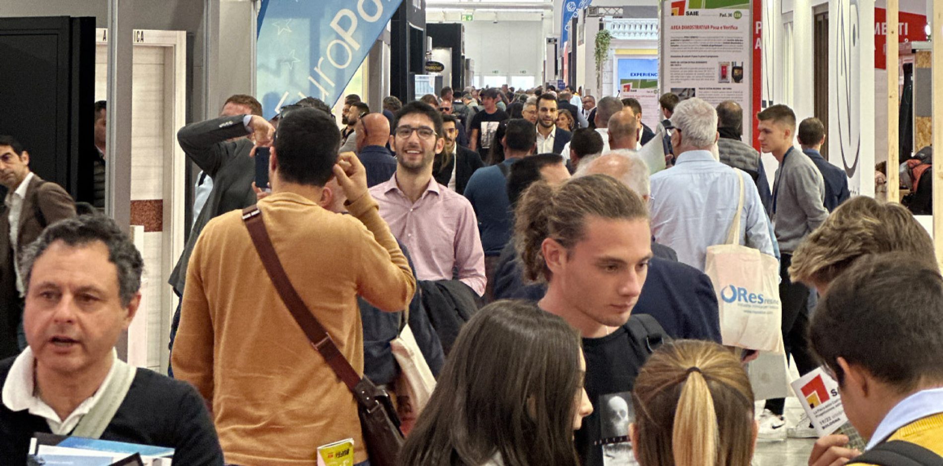 SAIE, si è conclusa con un entusiasmante successo la Fiera delle Costruzioni di scena a BolognaFiere. 37.642 i professionisti presenti. SAIE tornerà a Bari dal 19 al 21 ottobre 2023.